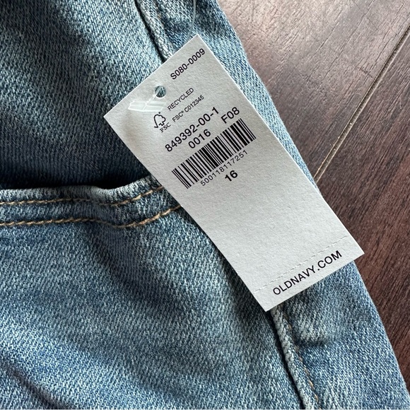 Old Navy High Rise Curvy Straight Cut Off Jean Shorts - Picture 4 of 4